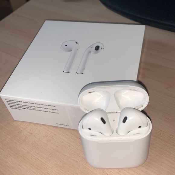 Gucci AirPods Pro Case is More Expensive Than the Earphones at $1,100 -  TechEBlog